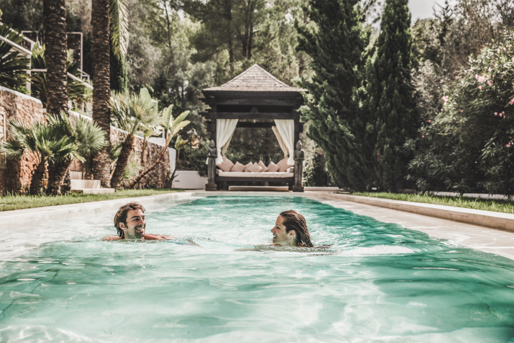 top hill retreats wow! worldofwellness pool aussen paar