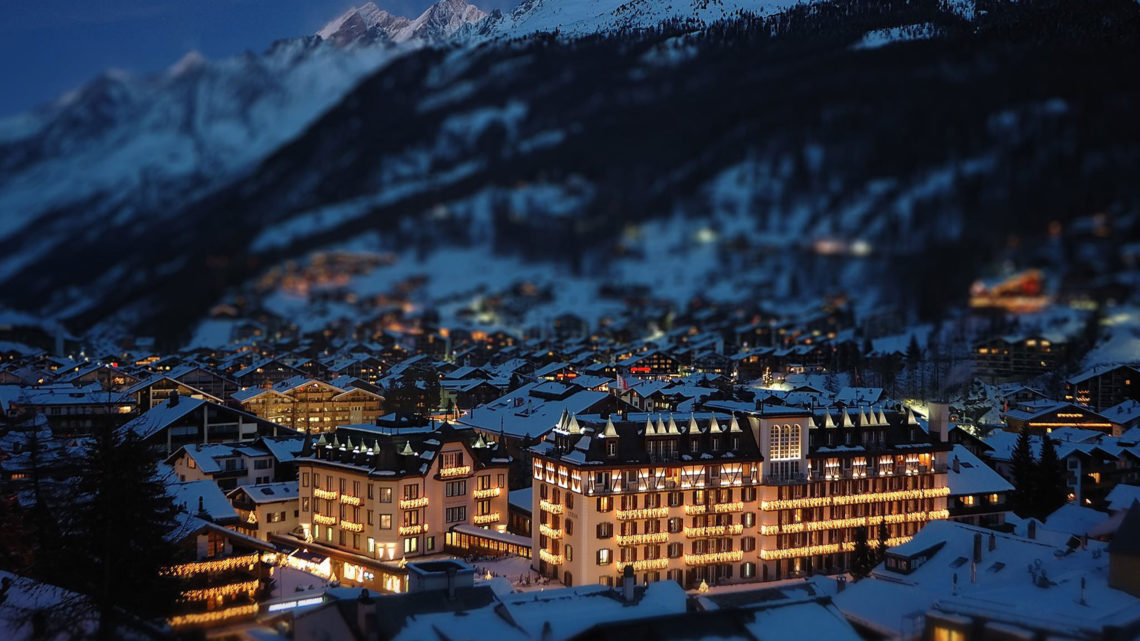 Mont Cervin Palace Umbau Zermatt Winter Verschneit