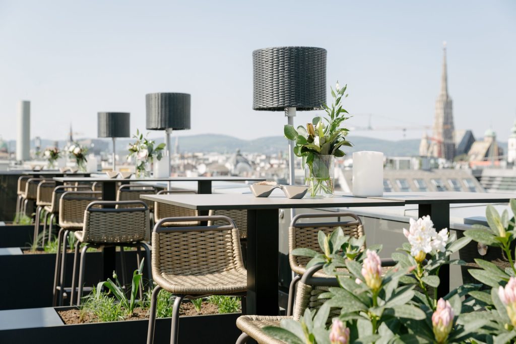 Luxus Rooftop-Bars weltweit The Ritz Carlton Vienna Marriott International worldofwellness