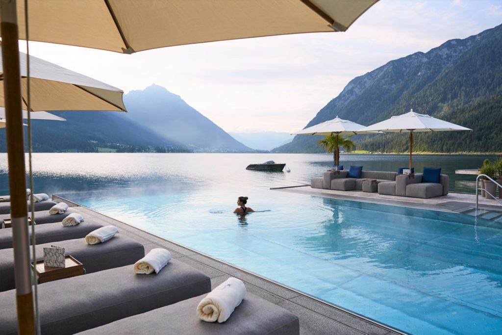Hotel Entners am See Achsensee Infinitypool worldofwellness