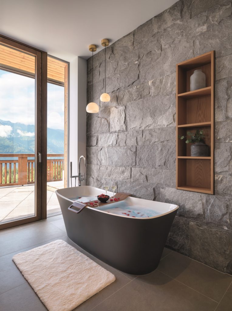 Interalpen Hotel Tyrol Österreich Badezimmer Panorama Suite Grand worldofwellness