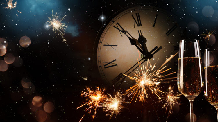 Vorsätze 2020 Tipps Neujahr Silvester Champagner Feuerwerk Uhr 123RF worldofwellness