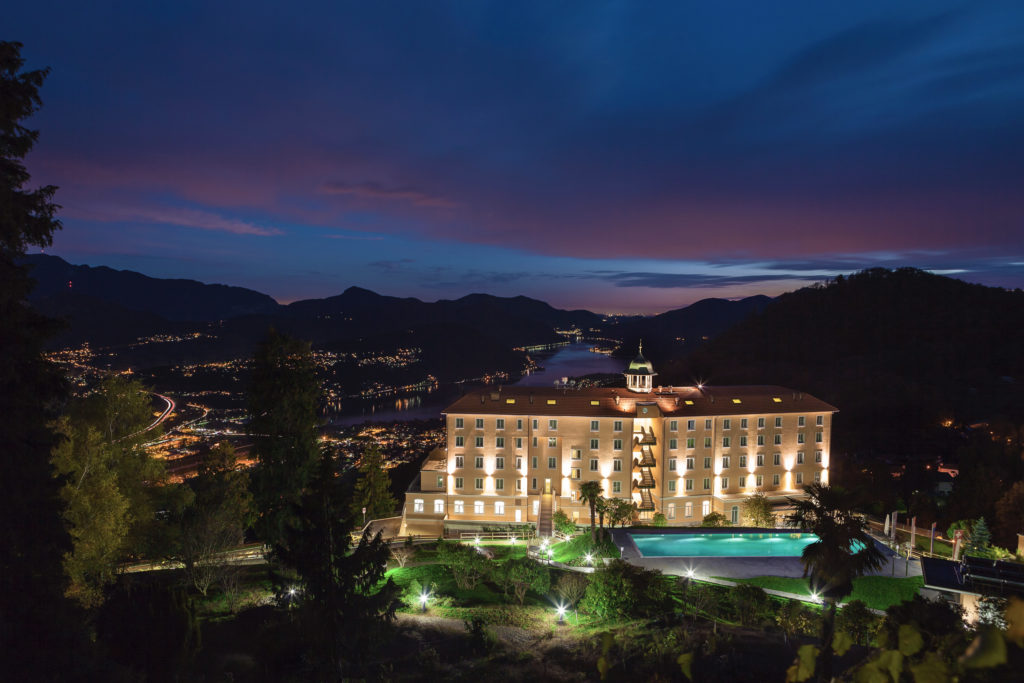 Kurhaus Cademario Hotel Spa aussen Nacht worldofwellness