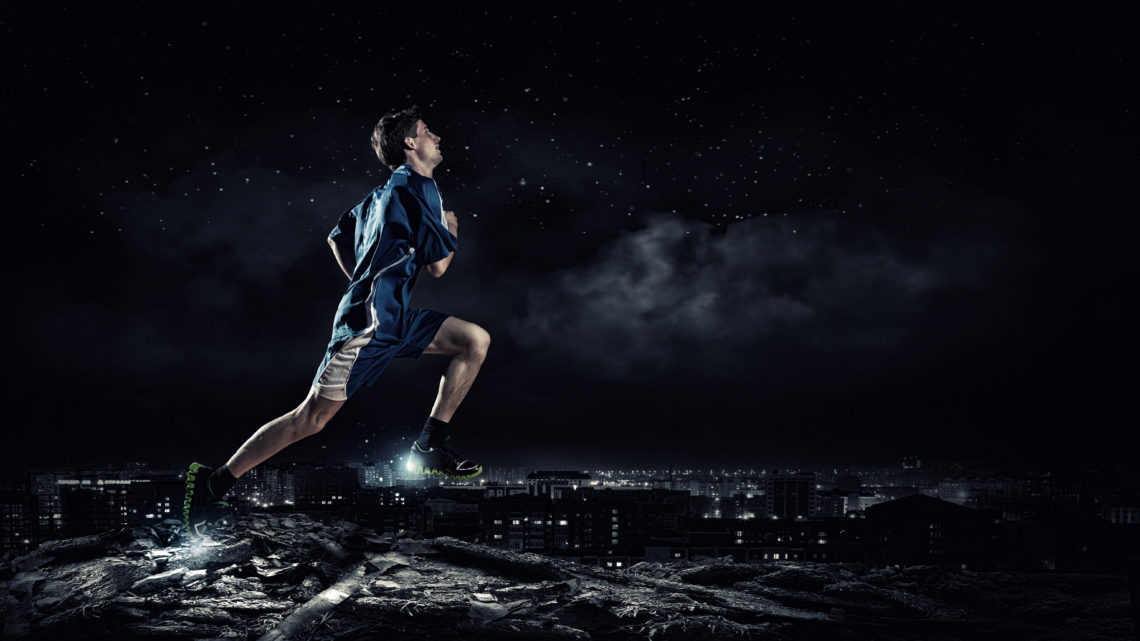 Sportarten Kalorien Mann schwarzer Hintergrund Running 123RF worldofwellness