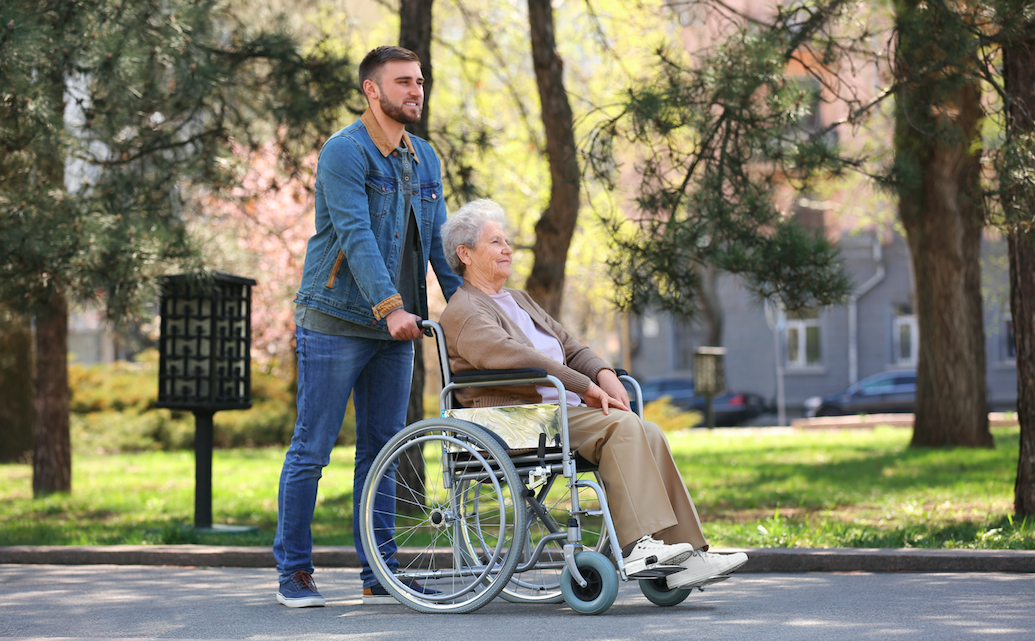 fit60plus AcuMax Med Online Shop Produkte ältere Frau im Rollstuhl Spaziergang junger Mann 123Rf worldofwellness