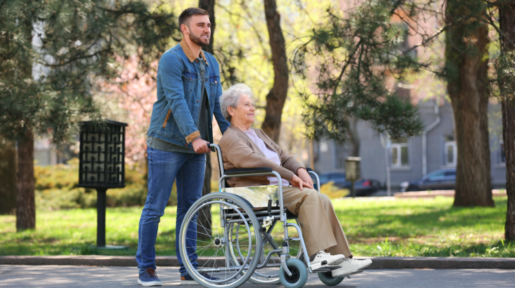 fit60plus AcuMax Med Online Shop Produkte ältere Frau im Rollstuhl Spaziergang junger Mann 123Rf worldofwellness