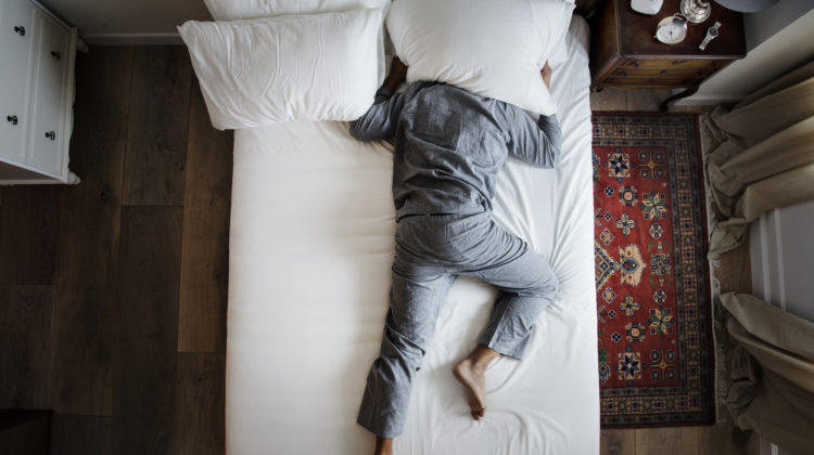 Gesund schlafen Mann Bett Kissen über den Kopf 123Rf worldofwellness