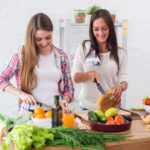 5 Tipps für ein längeres Leben zwei Frauen in der Küche gesund kochen 123Rf worldofwellness