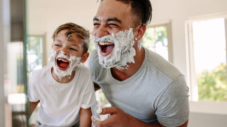 Lachen gehört zum Leben Vater und Sohn Rasieren Rasierschaum Bad lachend 123RF worldofwellness