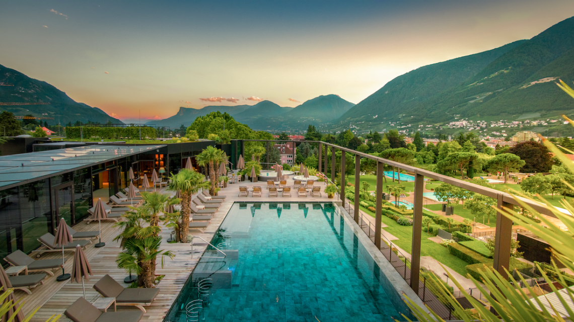 Hotel Therme Meran Outdoorpool Sommer Tessin Ferien in der Schweiz worldofwellness