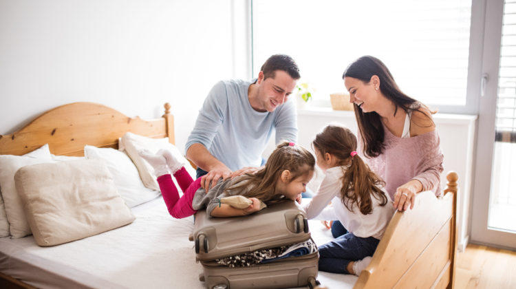 Sommerzeit Familienzeit Leonardo Hotels Famile am Packen mit zwei Kindern Mädchen 123rf