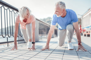 ü60 gesund und fit im Alter zwei Senioren bereit zum Laufen