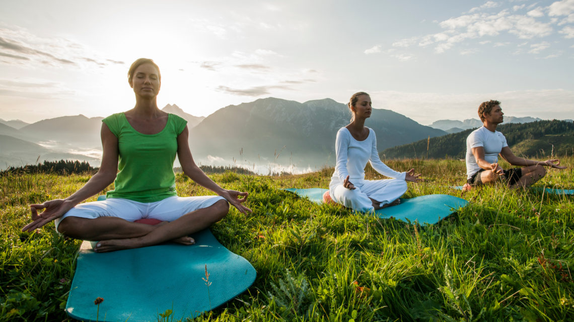 Posthotel Achenkirch Yoga outdoor Berge Alpen im Hintergrund