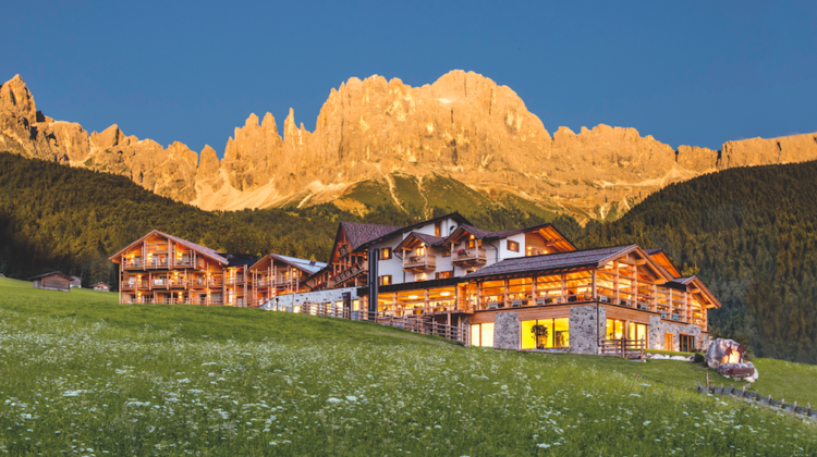 Cyprianerhof Dolomit Resort Urlaub im Herzen der Dolomiten aussen blauer Himmel leuchtend