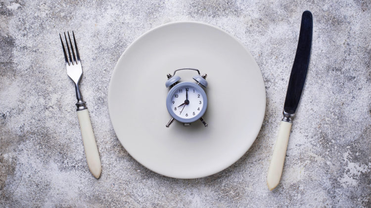 Abnehmen Diät Essen in definierten Zeitfenstern Alarmglocke Teller und Besteck 123rf