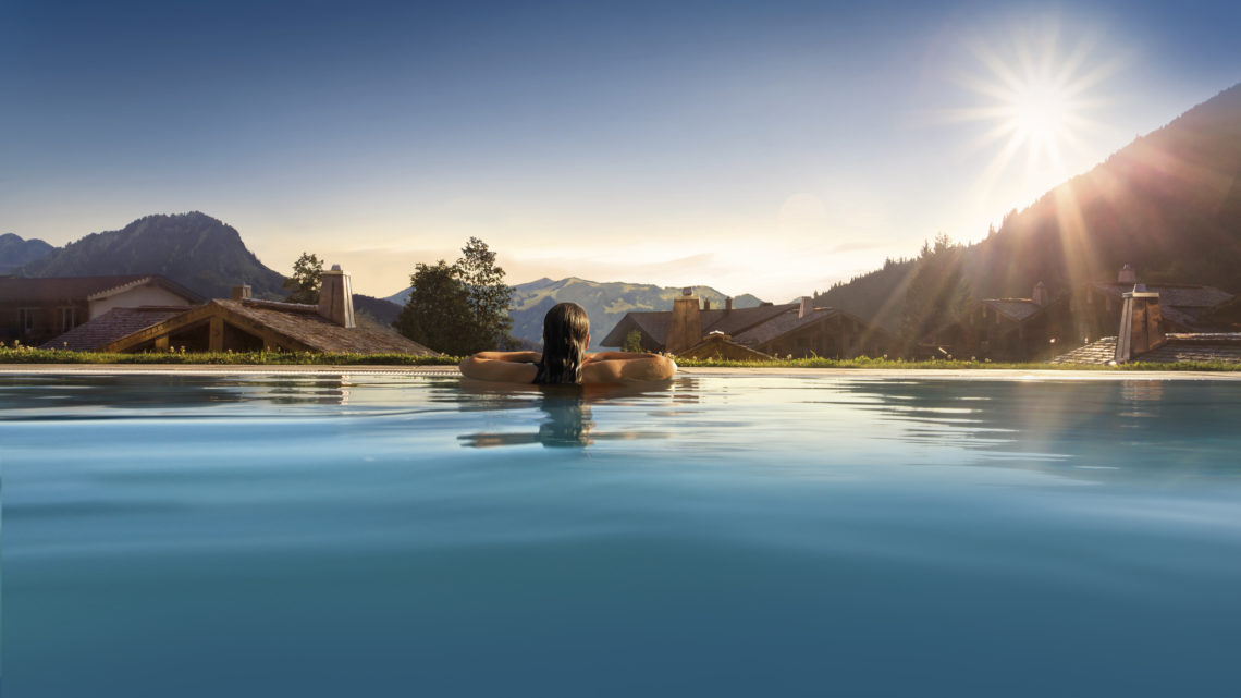 Panorama Hotel Oberjoch Frau im Pool Sommer