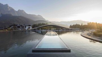 Infinitypool mit Blick auf die Leoganger Steinberge
