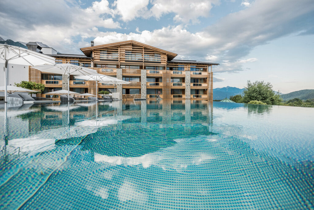 Poolblick Richtung Hauptgebäude mit Bergpanorama