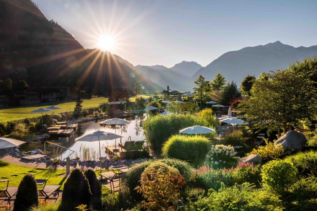 Alpenrose, Badeteich im Sonnenaufgang