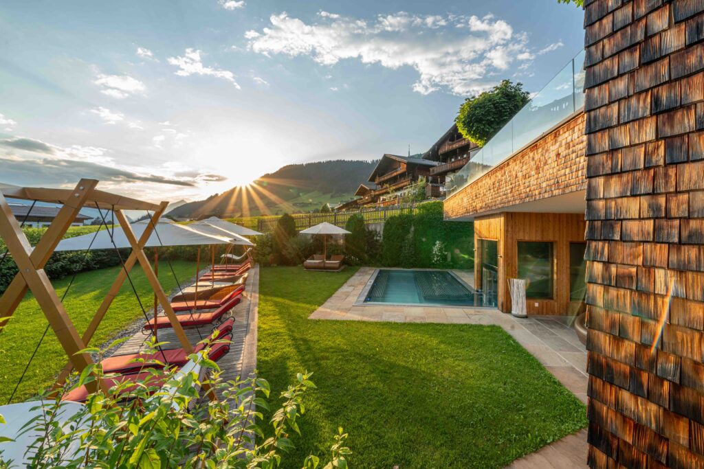Alpbacherhof, Adults Only Gartenpool im Abendlicht