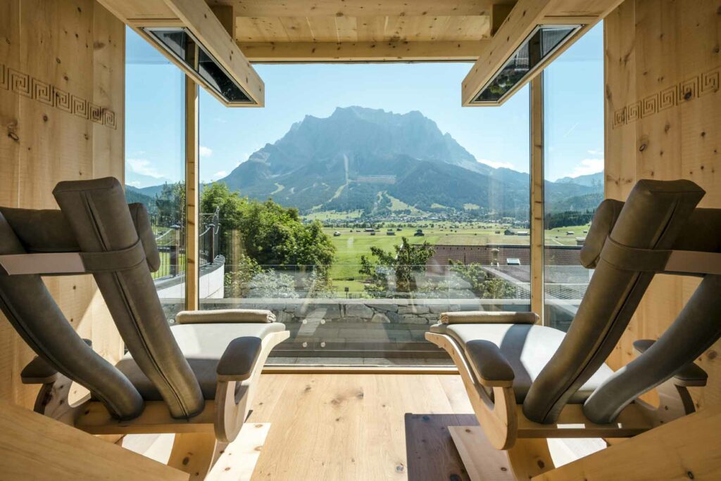 Hotel Post Lermoos, Panorama-Saunalounge mit Zugspitzblick
